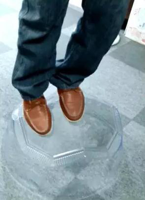 客戶在我司展廳做無電照明采光罩承重體驗(yàn) 客戶在我司展廳做無電照明采光罩承重體驗(yàn)